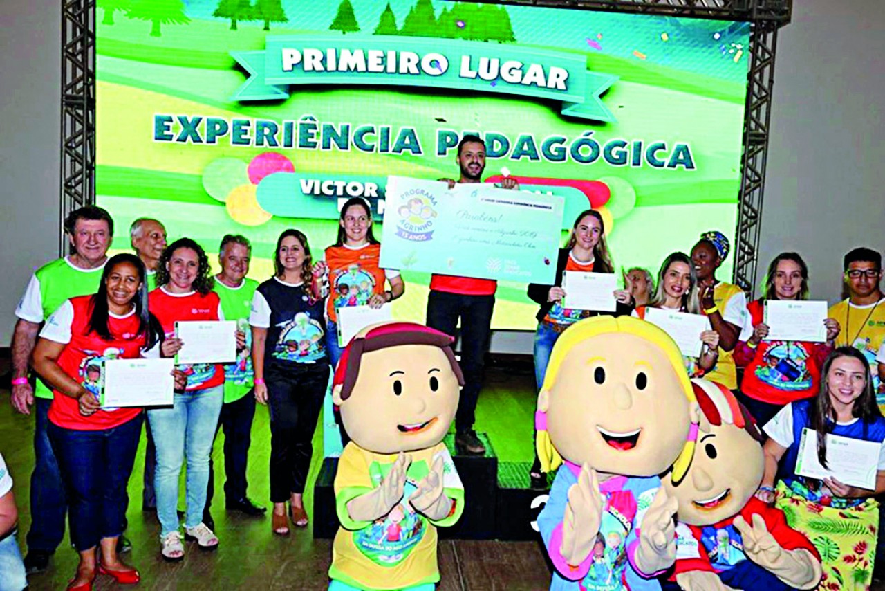 Vereadores parabenizam professor premiado por desenvolver projeto de fossa ecológica Vereadores parabenizam professor premiado por desenvolver projeto de fossa ecológica